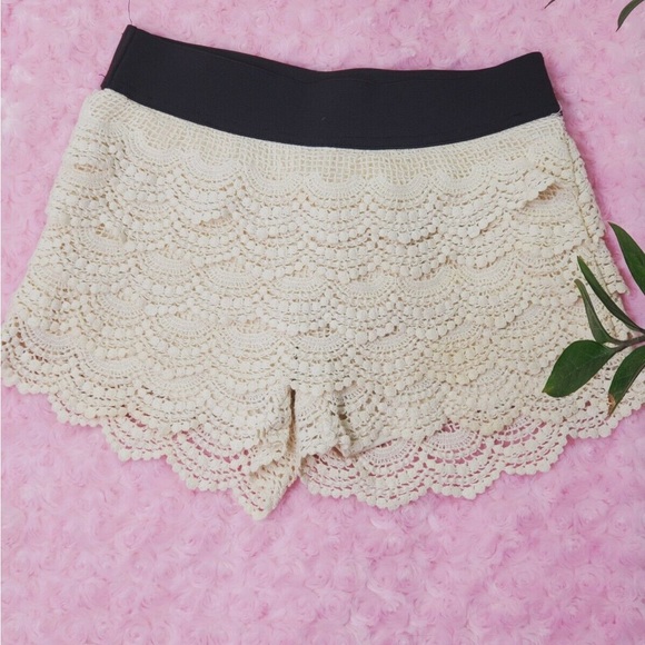 Charlotte Russe Women's Boho Crochet Lace Ivory Lined Cotton Short Shorts size M - Picture 2 of 3